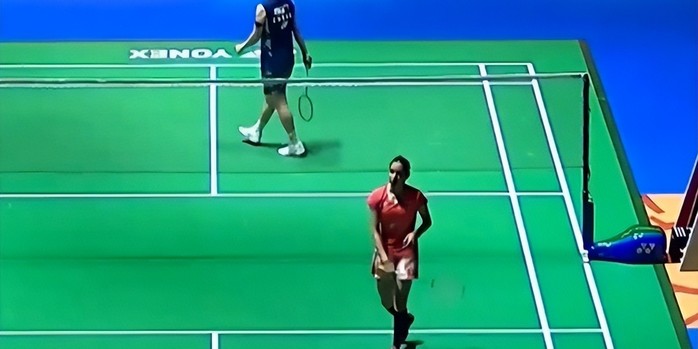 球直接被踢 球直接被踢